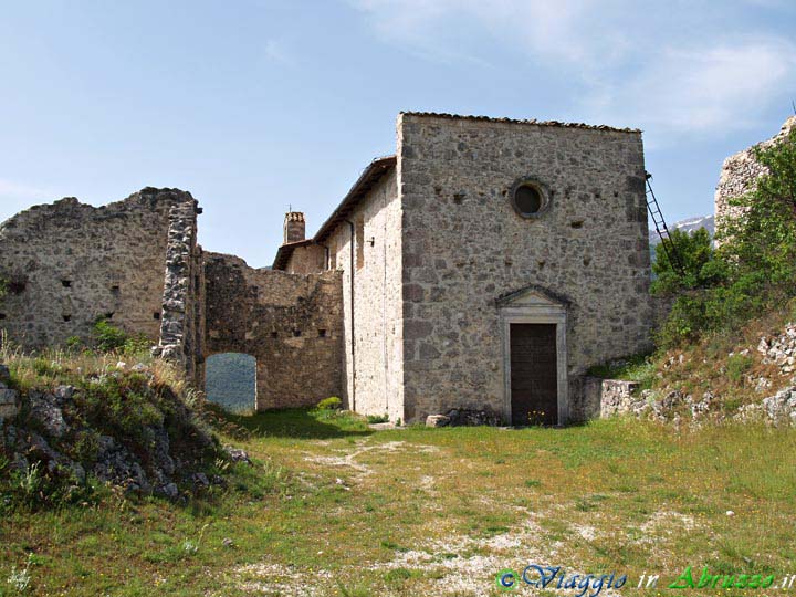 25-P5254973+.jpg - 25-P5254973+.jpg - La chiesa della Madonna del Castello, all'interno del castello medievale (XII sec.).